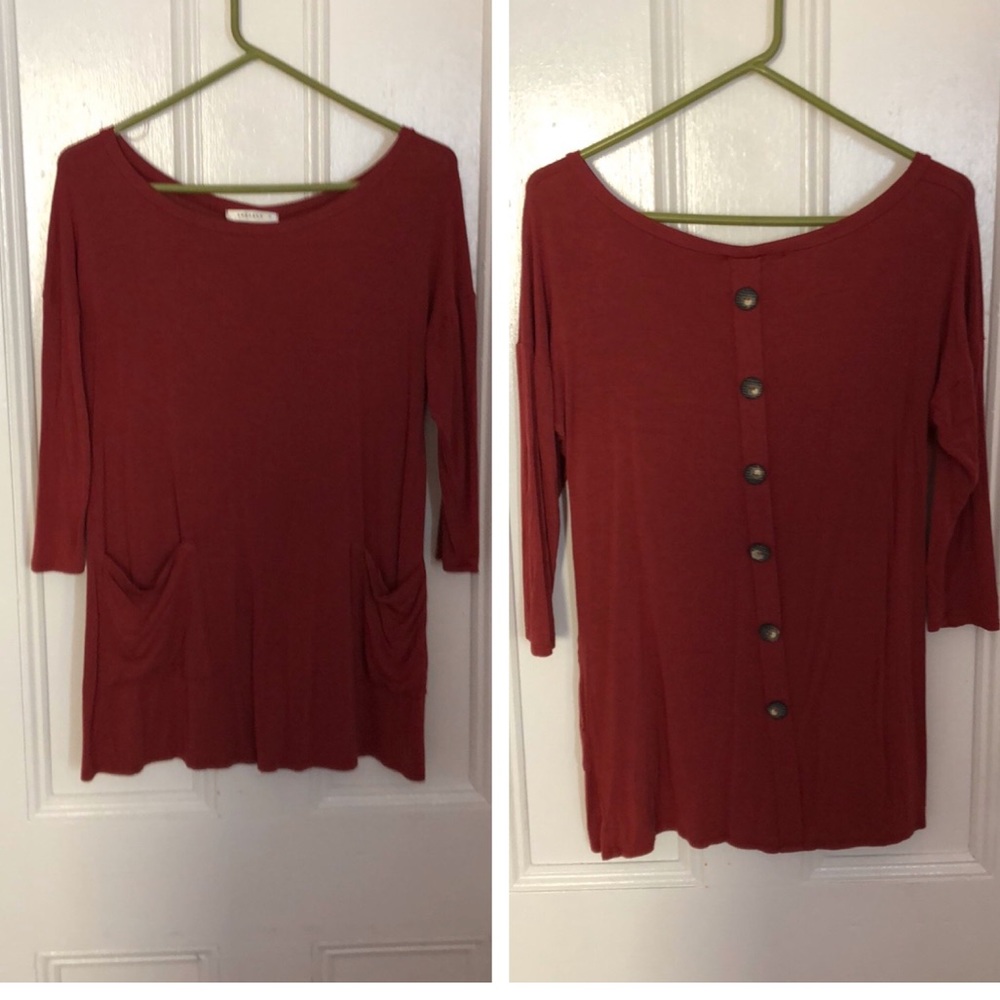{Emerald} maroon quarter sleeve shirt with buttons going down the back